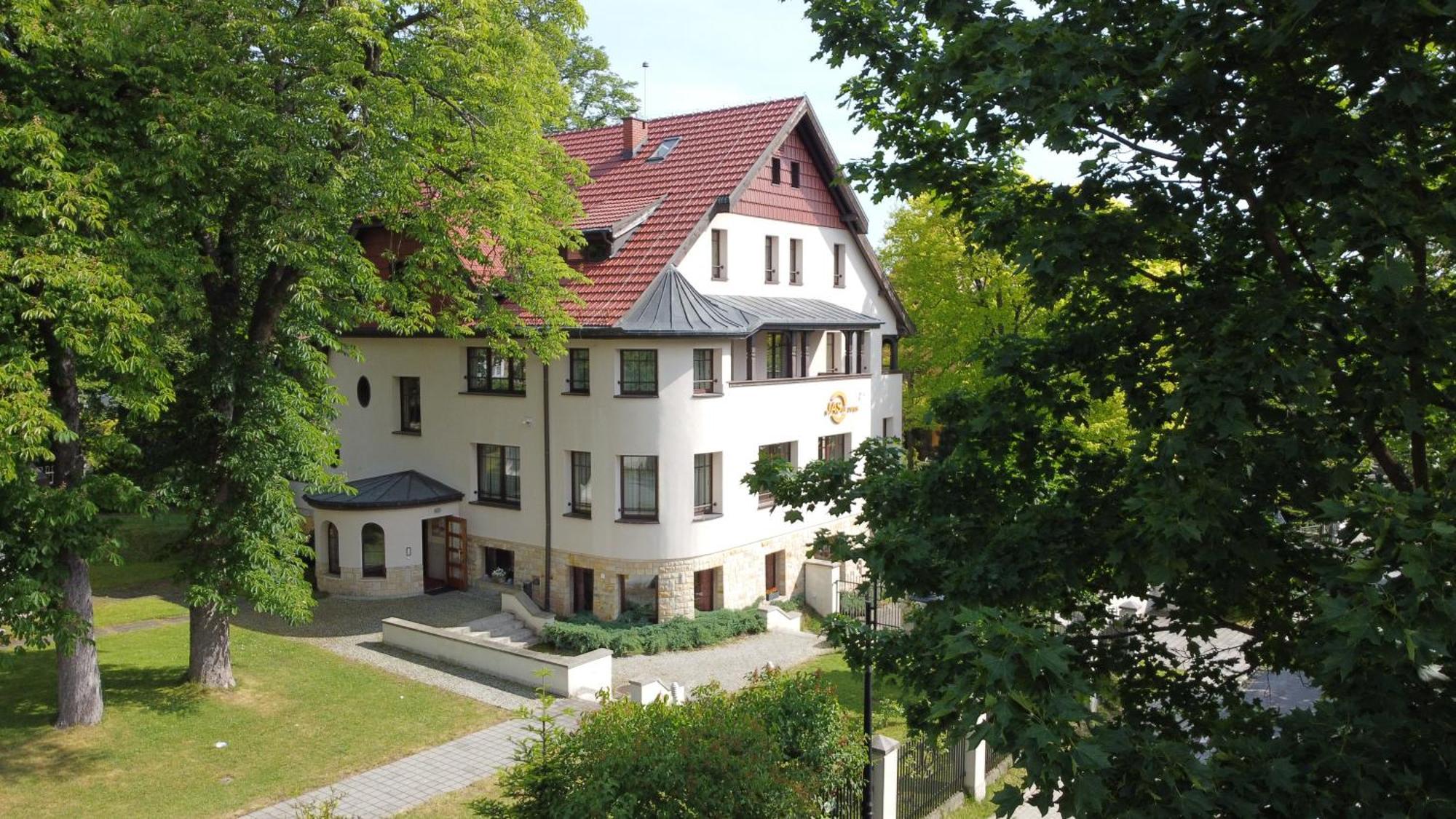Hotel Jasny Dwor Polanica-Zdrój Esterno foto